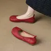 Sapatos femininos de couro de porco com dedo dividido, nova coleção outono 2026, baixos, bico fino, slip-on, vermelhos, sapatilhas versáteis