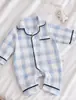 Pijama Enterizo Personalizado Estilo Cuadros Azul Bebé y Blanco Algodón Puro Cuello Solapa Abotonado al Frente Ropa de Casa para Recién Nacidos 0-3 Años