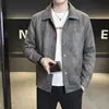 Estação de primavera e outono, jaqueta de couro masculina moderna e estilosa com gola lapela, exalando uma vibe sofisticada e descolada, jaqueta de couro casual, sobretudo curto masculino