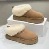 Novas botas de neve grossas e estilosas para o inverno de 2026, com forro de pelo, design casual slip-on de bico redondo, antiderrapantes, sapatos peludos fáceis de calçar.