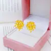 El mismo estilo que las joyas de arena dorada antigua de la tienda de oro, pendientes de crisantemo de nieve de diamante brillante para mujer, lujo ligero con un toque de alta gama, pendientes de crisantemo tridimensionales versátiles