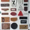 Etiqueta de couro personalizada com logo em relevo, resistente ao desgaste e lavável para cós de jeans, acessórios de etiqueta em couro sintético, personalização no atacado jyytr