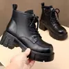 Botines para Mujeres Petitas para Aumentar la Altura Estilo Callejero Británico 2026 Invierno Nuevos Tacón Grueso de Moda Hacen que los Pies Parezcan Más Pequeños Botas Martin de Lana Fina