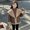 Abrigo de piel sintética para niña 2026 nuevo estilo otoño e invierno, conjunto de dos piezas de moda con abrigo de lana de cordero y pantalones de lápiz para niños mayores