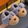 Chinelos de algodão infantis para outono e inverno para meninos e meninas, quentes e de pelúcia, com sola grossa, para crianças mais velhas, com design de cachorrinho e calcanhar fechado