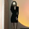 Al por mayor otoño e invierno cuello medio alto elástico puro cremallera corte ajustado cómodo vestido de terciopelo bolso de mujer falda de cadera