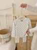 8003 Conjunto de Pijama para Niña 26 Principios de Otoño Nuevo Tejido de Punto Elástico Top y Pantalones de Bebé Niña Otoño Estilo Coreano Floral Cálido