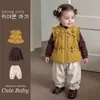 Conjunto de chaleco de algodón para bebé niña de invierno, estilo otoño e invierno para niños, con ribete de volantes, pantalones largos forrados de forro polar y una camiseta de punto - un conjunto de tres piezas