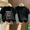 Camiseta de manga comprida para meninos, algodão puro, novo estilo primavera e outono 2026, camada interna listrada para meninos pequenos, camiseta base infantil falsa de duas peças