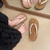 Chanclas planas de nuevo estilo 2025 para mujer, para uso exterior en verano, moda de playa, populares entre las celebridades de internet