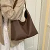 Bolsa Casual Retro Estilosa para o Dia a Dia Grande Capacidade Feminina 2026 Início do Outono Nova Bolsa Tote da Moda Bolsa de Ombro de Nicho