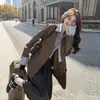 Chaqueta de Cuero sin Cuello Marrón para Mujer Primavera y Otoño 2025 Nuevo Holgado Estilo Hong Kong Retro Traje de Cuero PU Empalmado Falso de Dos Piezas