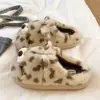 Nuevas pantuflas mullidas con estampado de leopardo de dibujos animados para otoño e invierno, estilo mujer, con forro de felpa añadido para mayor calidez, adecuadas para uso en interiores y en casa, y con una suela gruesa antideslizante