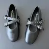 2026 Novo Estilo Sapatos Femininos Bico Redondo Fivela Única Fundo Plano Salto Baixo Rebites Cruzados Casuais Sapatos Femininos Individuais Comércio Exterior Atacado