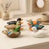 Pato Xiaojiang es una artesanía de madera puramente tallada a mano hecha de madera maciza, una pequeña decoración de animal para la sala de estar o el escritorio de la oficina