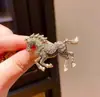 Broche de Caballo de Esmalte Retro de Lujo Ligero de Moda con Pedrería Pin Versátil para Ropa Anti-Exposición