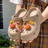 Dropshipping2026 Novos Tamancos de EVA com Solado Grosso para Mulheres, Design de Desenho Animado, Uso Duplo, Sapatos de Jardim, Atacado de Fábrica