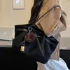 Bolso tote de acabado mate transfronterizo, bolso de hombro de gran capacidad para mujer, bolso de mano de alta gama, nicho, estilo vintage, y bolso de axila