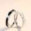 Anillo de pareja de unión blanco y negro para hombre y mujer diseño de nicho ins anillo cruzado moda versátil anillo de pegamento blanco y negro