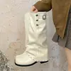 Elegantes botas compridas de salto grosso estilo britânico para mulheres, novo modelo outono 2026, combinadas com saias para criar um efeito emagrecedor