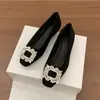 Sapatos femininos rasos estilo francês com salto grosso e fivela quadrada de strass, novo modelo outono 2026, adequados para combinar com saias, elegantes sapatos de noite