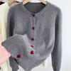 Tecido de veludo Andy, cardigã de tricô estilo japonês e coreano de qualidade para exportação com bordado de botão em formato de coração, adequado para mulheres, primavera e outono, blusa casual e versátil