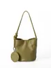 2025 Nuevo Bolso de Hombro Simple Casual Tipo Cubo para Mujer Diseño de Nicho Moderno Versátil Bolso de Mano de Gama Alta con Colgante