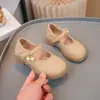 Sapatos de couro para meninas, nova coleção de verão 2024, sapatos de princesa estilosos, estilo coreano, sola macia, sapatilhas antiderrapantes, sapatos de couro versáteis para crianças