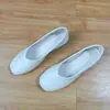 Sapatos Femininos de Couro Macio Estilo Francês Sapatos de Salto Único Nova Coleção Primavera/Verão 2026 Fundo Plano Superfície Macia Para Combinar com Saias Trabalho Sapatos Pequenos de Couro Slip-ons