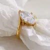 Moda Europea y Americana Elegante Diseño de Nicho Joyería de Mano de Gama Alta Anillo Oblicuo Ojo de Caballo Chapado en Oro de 18 Quilates Acero Inoxidable Lujo Accesible para Mujer