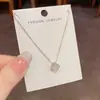 Corea del Sur Elegante Collar Versátil con Concha Microincrustada Flor de Cuatro Hojas Moda de Personalidad para Mujer Accesorios Colgante Cadena Clavícula de Alta Gama