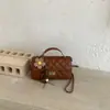 Bolsa de mão acolchoada estilo Chanel para mulheres, versátil e elegante, cor sólida, de ombro e transversal, verão 2026.