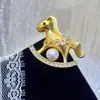 [Moneda de Oro Infantil Caballo de Madera Pequeño] Perla Redonda de Agua Dulce Natural Broche Caballo del Zodiaco Corsage Lindo de Lujo Ligero