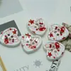 Venda direta do fabricante: botões de resina em forma de coração com quatro furos para decoração de suéter e casaco, acessórios de vestuário, botões estampados com coração