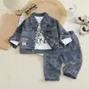 Conjunto de Roupa de Outono para Meninos 2026 Novo Estiloso Conjunto de Três Peças Jeans de Manga Longa para Bebês e Meninos Jovens Tendência