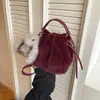 Bolso Cubo de Peluche Nuevo Rosa y Blanco 2026 para Mujer, Estilo Coreano, Lindo y Adorable con Colgante de Orejas de Conejo, Bolso Cruzado
