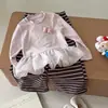 Conjunto de Niña 2026 Otoño Nuevo Estilo: Conjunto de Dos Piezas: Camiseta de Manga Larga con Bordado de Gatito 3D y Lazo y Pantalones de Pierna Ancha a Rayas