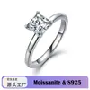Anillo de plata de ley S925 con moissanita de corte princesa, de cuatro garras, banda recta simple, forma cuadrada pequeña, anillo para mujer para compromiso y propuesta