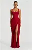 Vestido formal estilo europeu e americano com decote quadrado, alças largas, sem mangas, caimento justo, franzido, fenda lateral, comprimento longo, modelador, vestido longo fashion e elegante