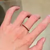 Anillo de Diseño Moderno con Acabado de Alta Gama, Combinación de Colores Rojo y Azul, Realza el Tono de Piel, Anillo con Banda de Color Contrastante, Joyería de Nicho, Anillo de Diamantes Brillantes de Lujo Ligero