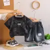 Terno de Verão para Meninos 2025 Novo Estilo Bebê Verão Roupa Infantil de Manga Curta e Shorts Conjunto de Duas Peças Bonito e Moderno
