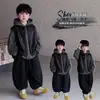 Conjunto de Ropa de Otoño para Niños 2026 Nuevo de Moda Genial Sudadera con Capucha Rayada Infantil Conjunto de Tres Piezas de Otoño para Niños