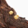Brincos de escudo redondo em relevo novos estilo ins europeu e americano aço titânio banhado a ouro 18K brincos de design de nicho joias atacado
