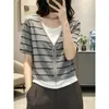 Camiseta de manga corta a rayas grises, estilo falso dos piezas, nuevo estilo de verano, holgada, casual, versátil, top elegante