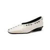 Zapatos de Salón Individuales Metálicos Tachonados Retro de Nicho, Estilo Nuevo, Corte en V Adelgazante, Tacón Grueso de 3 cm, Boca Baja, Zapatos de Moda de Piel de Oveja de Primera Capa