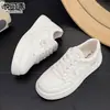 Sapatos Casuais Brancos de Couro Genuíno com Solado Grosso para Mulheres 2026 Outono Novo Tênis Esportivo Leve Sapatos Loafer Respiráveis com Solado Macio Tênis de Skate