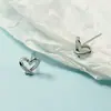 Aretes Pequeños Huecos en Forma de Corazón para Mujer, Joyería de Corazón Melocotón Simple y Versátil, Accesorios de Oreja Compactos Que No Necesitan Quitarse al Dormir, Estilo Minimalista de Nicho