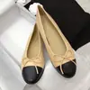 Sapatos de salto únicos femininos elegantes de temperamento, estilo retrô moderno de Hong Kong, finos, da moda, casuais, estilo quente, modernos, 2026