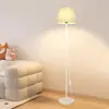 Lámpara de pie minimalista nórdica para dormitorio, sofá, mesita de noche, hotel, lámpara de pie popular para protección ocular, lámpara de pie minimalista moderna de ahorro de energía