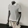 Camisa polo camisa de punto camiseta de manga corta para hombre cuello en V cuello de gaviota a rayas estilo old money seda helada verano venta al por mayor de fábrica transfronteriza